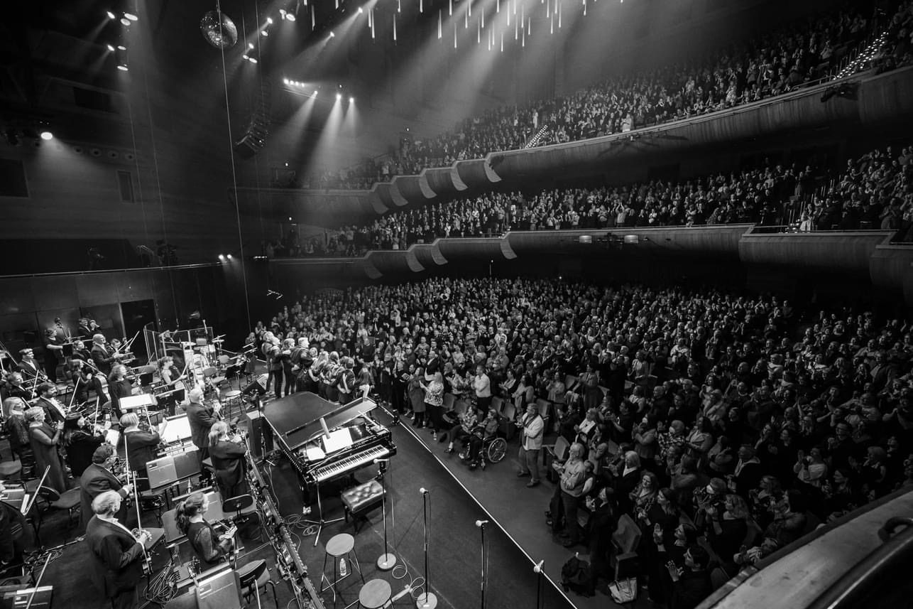 Jess Fairlie performing to a full concert hall